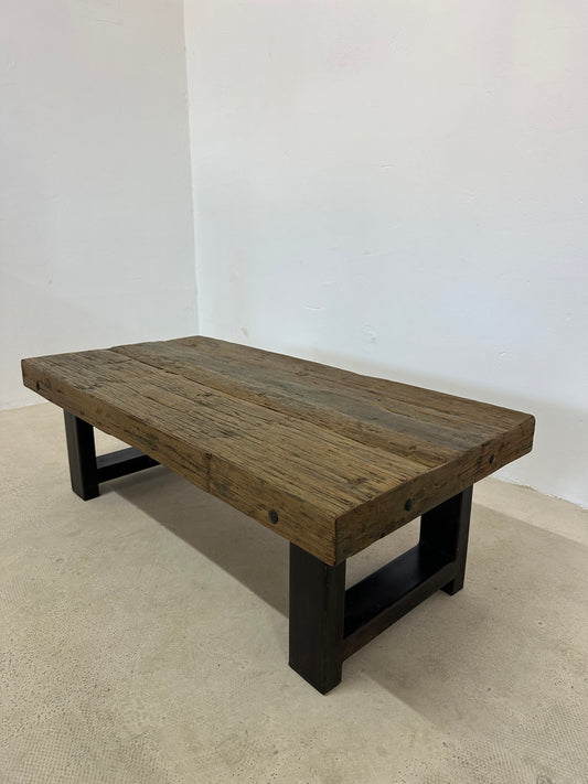 Масивна дървена холна маса с метални крака