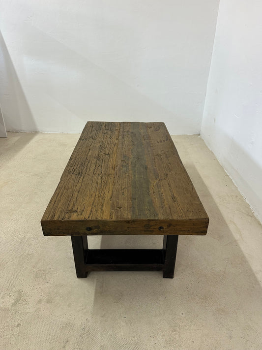 Масивна дървена холна маса с метални крака